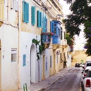 Homestay Giljana Ensuite Shared Terrace & Kitchen, Saint Julian's
